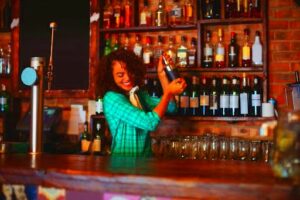 A Beginners Guide to Freelance Bartending  Selfgood